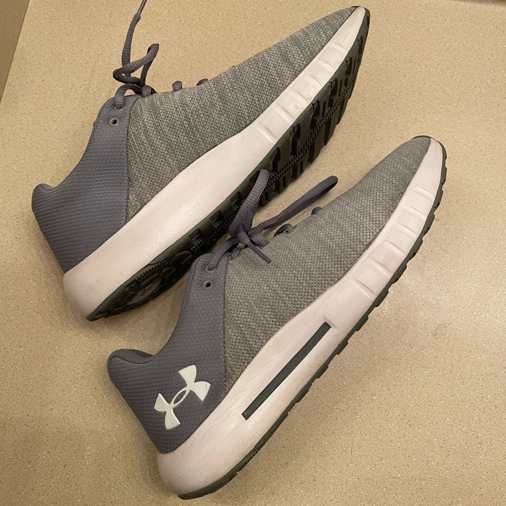 Womens 8.5 under armor shoes, great condition